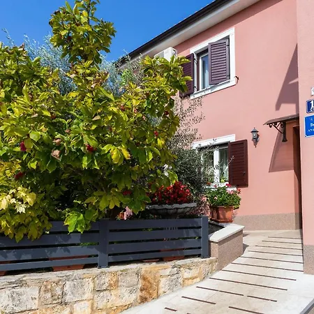 Newly Renovated Apartments In Funtana Zewnętrze zdjęcie