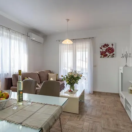 Newly Renovated Apartments In Funtana Zewnętrze zdjęcie