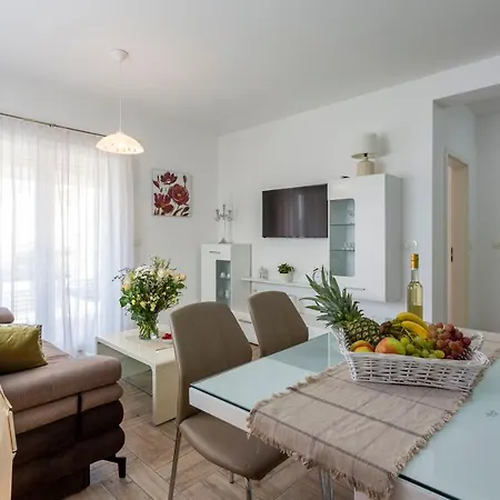 Newly Renovated Apartments In Funtana Zewnętrze zdjęcie
