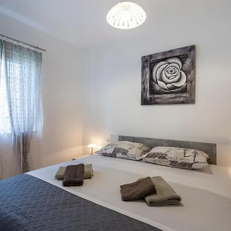 Newly Renovated Apartments In Funtana Zewnętrze zdjęcie