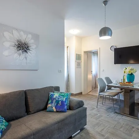 Newly Renovated Apartments In Funtana Zewnętrze zdjęcie