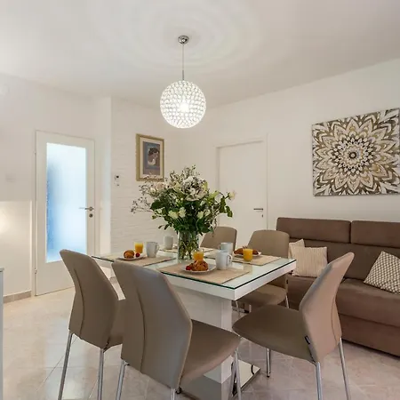 Newly Renovated Apartments In Funtana Zewnętrze zdjęcie