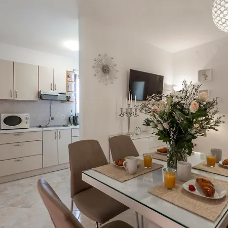 Newly Renovated Apartments In Funtana Zewnętrze zdjęcie