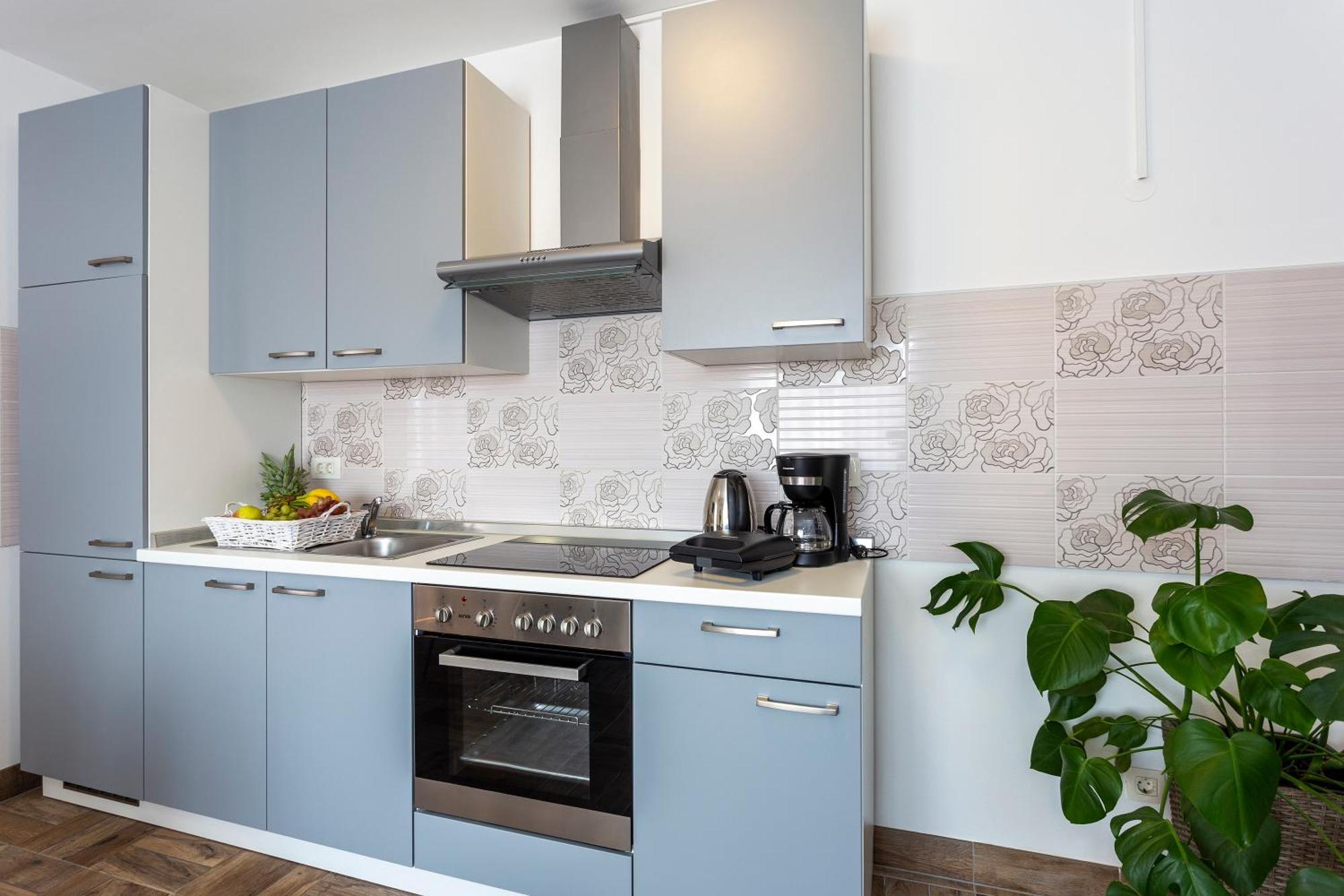 Newly Renovated In Apartment *